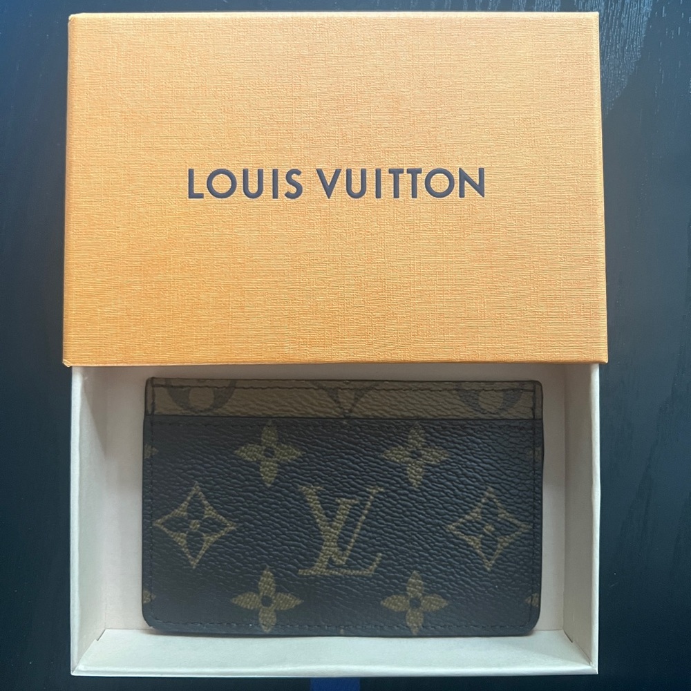Louis Vuitton card holder - like new!